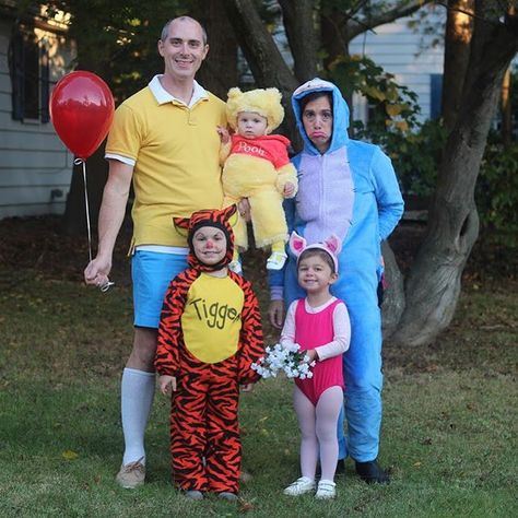 Halloween family costume, winnie the pooh theme Family Costumes For 4, Family Costumes For 3, Disney Family Costumes, Family Themed Halloween Costumes, Twin Halloween, Themed Halloween Costumes, Halloween Decor Diy, Tema Disney, Fantasia Disney