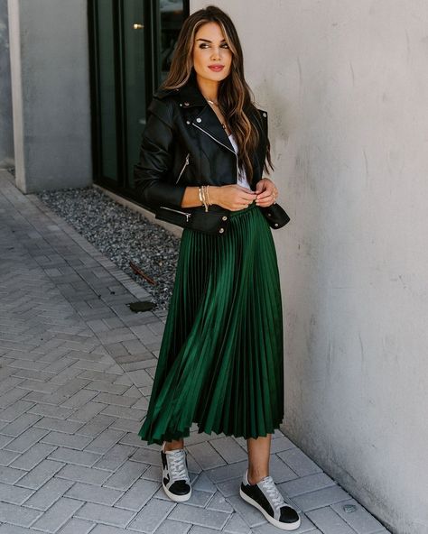 9aa42b31882ec039965f3c4923ce901bdesc53104318ri Green Pleated Skirt Outfit, Velvet Skirt Outfit, Midi Rock Outfit, Green Velvet Skirt, Green Pleated Skirt, Pleated Skirt Outfit, Midi Skirt Outfit, Rock Outfit, Neue Outfits