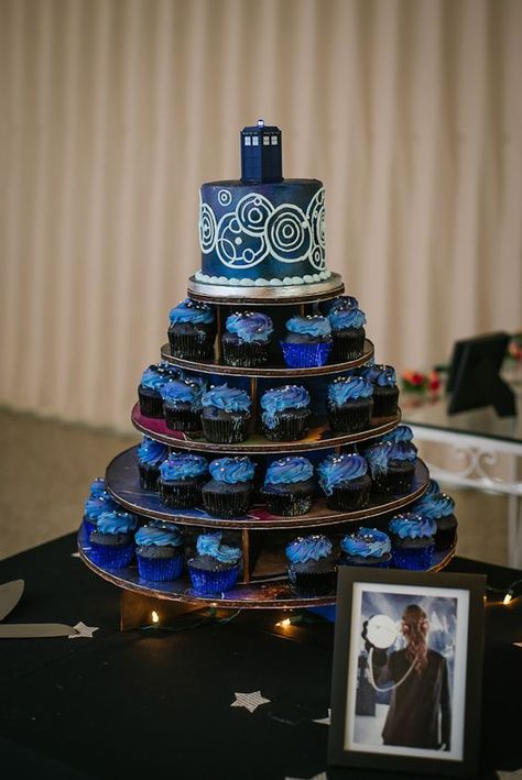 Doctor Who Themed Wedding Cake http://celebrationsoftampabay.com/: Doctor Who Cakes, Country Wedding Cake Toppers, Country Wedding Cake, Dr Who Wedding, Dr Who Party, Doctor Who Party, Doctor Who Wedding, Nerd Wedding, Geeky Wedding