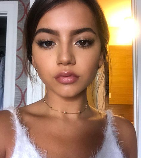 my favorite person 😻😻 Make Up Looks, Isabela Moner Instagram, Isabela Merced, Isabela Moner, Bold Makeup, Makeup Eye Looks, Hollywood Fashion, Celebrity Look, Face Wash