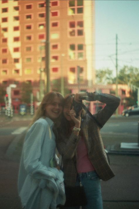 Cute Film Pictures, City Film Aesthetic, Travel Film Aesthetic, Film Pics Aesthetic, Travel On Film, Film Photography Ideas Inspiration, Film Photo Inspiration, Life On Film Aesthetic, 90s Friends Aesthetic