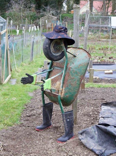 Unique Yard Art, Scarecrows For Garden, Church Decorations, Garden Junk, Metal Yard Art, Garden Deco, Planter Ideas, Garden Art Sculptures Diy, Metal Garden Art