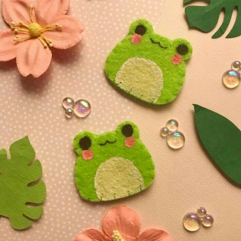 Felt Frog Ornament, Felt Cloth Crafts Diy, Felt Pins Diy, Cute Frog Crafts, Craft Foam Projects, Cute Felt Crafts, Felt Pins, Frog Plushie, Felt Keychain