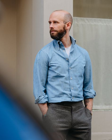 The T-shirt under a shirt (and tailoring) – Permanent Style Men’s Chambray Shirt Outfit, Oxford Shirt Outfit Men, Oxford Shirt Outfit, Social Worker Outfits, Chambray Shirt Outfits, Shirt Under Dress, Permanent Style, Bald Men Style, Oxford Shirt Men