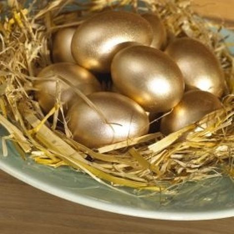 Sparkling Gold Easter Decor Ideas Golden Egg Easter, Egg Artwork, Easter Egg Decoration, Egg Decoration, Orthodox Easter, Gold Bullion Bars, Gold Everything, Golden Egg, Rust Oleum