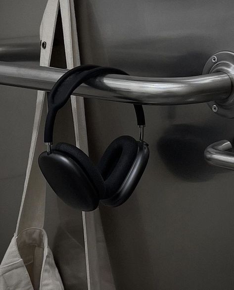 Black Air Max Headphones, Black Apple Headphones Aesthetic, Black Minimal Aesthetic, Headphones Aesthetic Black, Apple Airpods Max Aesthetic Black, Airpod Max Black, Black Airpods Max Aesthetic, Aesthetic Black Headphones, Apple Headphones Aesthetic