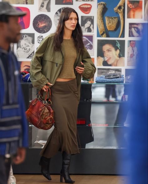 Bella Hadid Fall, Bella Hadid Street Style, Midi Skirt Outfit, Bella Hadid Outfits, Quoi Porter, Bella Hadid Style, Hadid Style, September 23, Mode Inspo