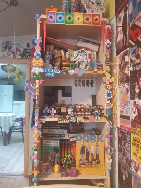 Comic Room Aesthetic, Aesthetic Shelfs, Gay Room, Comic Room, Chill Room, Pretty Bedroom, Room Goals, Cute Room Ideas, Dreamy Room