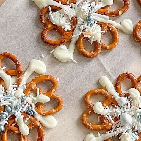 The Savoury Coconut | Sonia Ruprai on Instagram: "Pretzel Snowflakes ❄️ ‌ Make these beautiful Pretzel Snowflakes for your next holiday gathering! ‌ What you’ll need: • pretzels 🥨 • melted white chocolate • festive sprinkles ‌ ‌Assemble and refrigerate for 5-10 mins to harden chocolate. Store in airtight container. . . . . . ‌ #pretzels #pretzelsticks #chocolatepretzels #pretzelsnowflakes #pretzelchristmastrees #christmastreedessert #christmasdessert #christmastreats #christmasrecipes #christmasrecipes2023 #christmaspretzels #veganchocolate #dairyfreechocolate #festivefood #christmasbaking #easysnacks #vegansnacks #viralreels #holidaybaking #holidayrecipes #holidaytreats #holidayhosting #winterrecipes2023" Choc Covered Pretzels Christmas, Festive Pretzel Snowflakes, Chocolate Christmas Pretzels, Snowflake Pretzels White Chocolate, Almond Bark Pretzels Christmas, Snowflake Food Ideas, Savory Christmas Snacks Gifts, Pretzels With Hershey Kisses, Pretzel Christmas Snacks