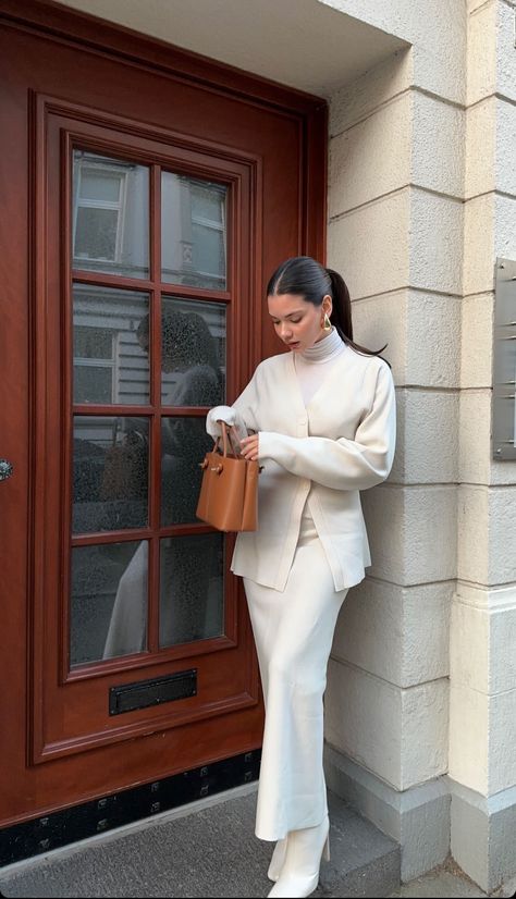 Modest Chic Fashion, Cream Business Outfit, Modest Expensive Outfits, Modest Luxury Outfits, Modest Dressing Aesthetic, Monochromatic White Outfit, Grey And Gold Outfit, Cute And Modest Outfits, Elegant Outfit Modest