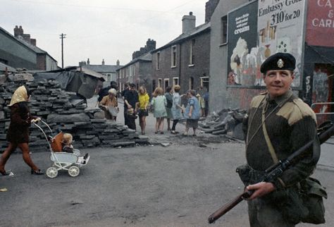 Corporal of the Queen's Regiment in Belfast, Northern Ireland during disorders in September 1969. In the background are local people. (AP Photo/Royle) Ref #: PA.11408246 Date: 14/09/1969 Northern Ireland Troubles, The Troubles, British Armed Forces, Belfast Northern Ireland, See And Say, Queen Charlotte, Irish History, British Soldier, Londonderry