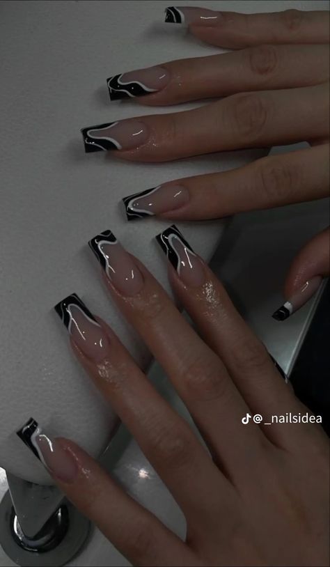 Black 🖤and white 🤍nails ideas by aya Edgy Square Nails, Creative Short Nail Designs, Square Acrylic Nails Black Design, Nail Inspo Edgy, Black Nails Inspiration Nailart, Cute Black Acrylic Nails Ideas, Cool Nail Inspo Square, Rap Concert Nails, Abstract Art Nail Designs