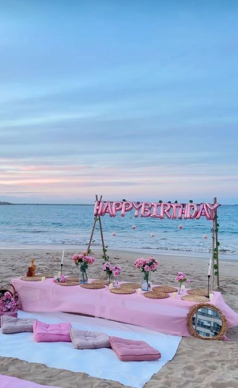 Birthday Decoration At Beach, Beach Picnic Table Ideas, Picnic On The Beach Birthday, Birthday Party At The Beach Ideas, Beach Party Decor Ideas, Birthday Decoration Ideas Outside, Cute Party Ideas For Teens, 16 Birthday Beach Party Ideas, Beach Picnic Bridal Shower Ideas