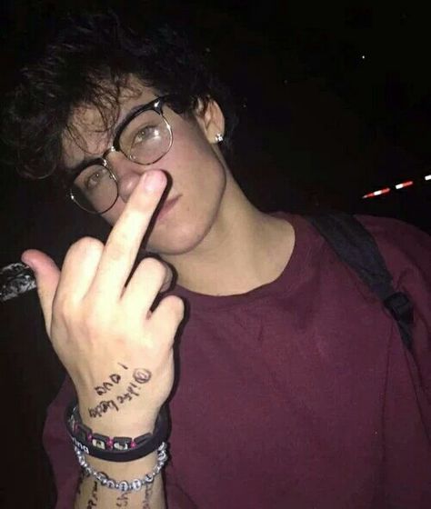 Imagen de grunge Skater Boys, Bad Boy Aesthetic, Aesthetic Boys, Tumblr Boys, Wearing Glasses, White Boys, بلاك بينك, Pretty People, Beautiful People