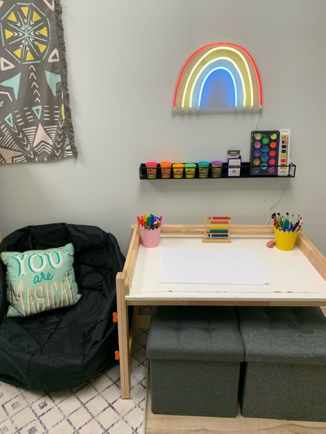 Daycare Living Room, Therapist Work Bag, Psychology Room Aesthetic, Cute Therapy Office Decor, Aba Therapy Office Decor, Rbt Room Ideas, Play Therapy Room Counseling, Rbt Therapy Room Ideas, Cool Therapy Office