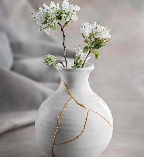 Mend Your Prized Porcelain with Kintsugi - Phoenix Home & Garden Kitsungi Art, Kintsugi Ceramics, Diy Kintsugi, Kintsugi Aesthetic, Kintsugi Tattoo, Kintsugi Vase, Kintsugi Art, Phoenix Homes, Garden Pottery