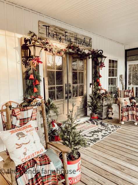 Farmhouse Porch decorated for Christmas Tour with rocking chairs and vintage decor. Bedroom Decor Inspirations, Vintage Porch, Front Door Christmas Decorations, Christmas Tours, Christmas Front Porch, Christmas Rugs, Christmas Porch Decor, Cowboy Christmas, Small Christmas Trees