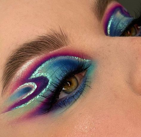 Eye makeup/ eye shadow looks/ blue/violet Complex Eyeshadow Looks, Make Up Looks Unique, Funky Eye Makeup Ideas, Geometric Eye Makeup, Bug Eye Makeup, Multiple Eyes Makeup, Cool Eyeshadow Looks Creative, Funky Eye Makeup, Crazy Eyeshadow Looks