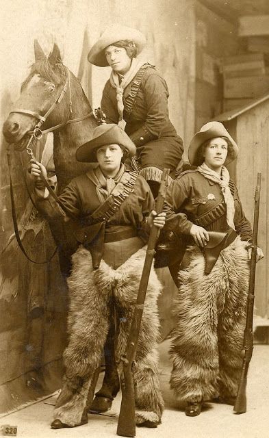 Annie Oakley, Wilde Westen, Buffalo Bill, Three Women, Vintage Cowgirl, Interesting History, Old West, White Photo, Vintage Pictures