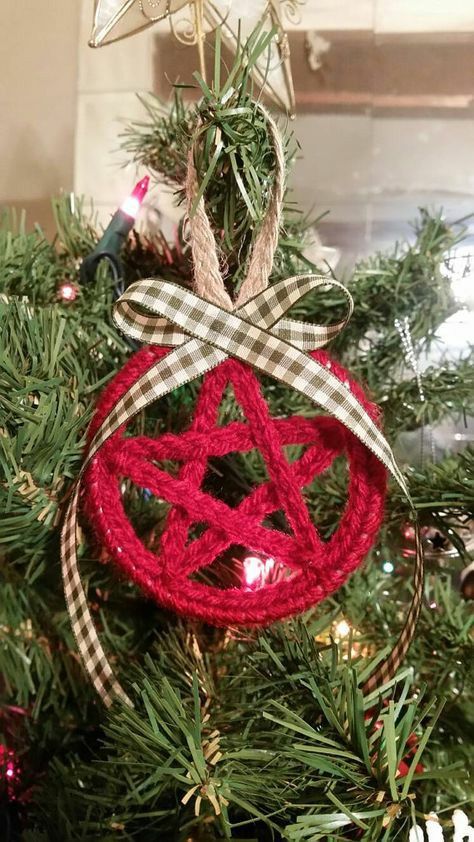 Yule Crafts, Yule Celebration, Amulet Bag, Pagan Decor, Pagan Crafts, Granny Square Crochet Patterns Free, Crochet Xmas, Witch Craft, Crochet Bag Pattern Free