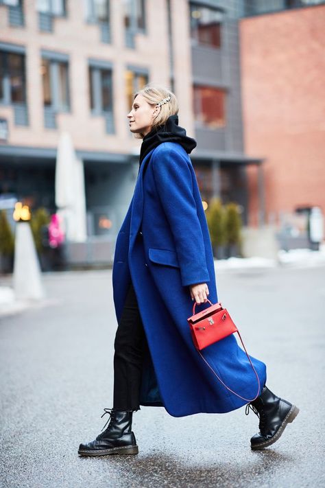 Stuck in a rut? We found all of the best winter outfit ideas in one place—get ready to be obsessed. Oslo Fashion, Fall Fashion Coats, Street Style 2018, Moda Paris, Blue Coat, Looks Street Style, Street Style Trends, Street Style Winter, Look Vintage