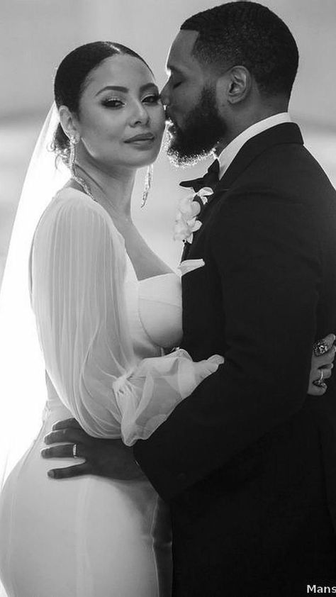 Couple Chic, Nyc Bride, Deep Friendship, Time Apart, Wedding Portrait Poses, Wedding Picture Poses, Photographie Portrait Inspiration, Wedding Court, Munaluchi Bride