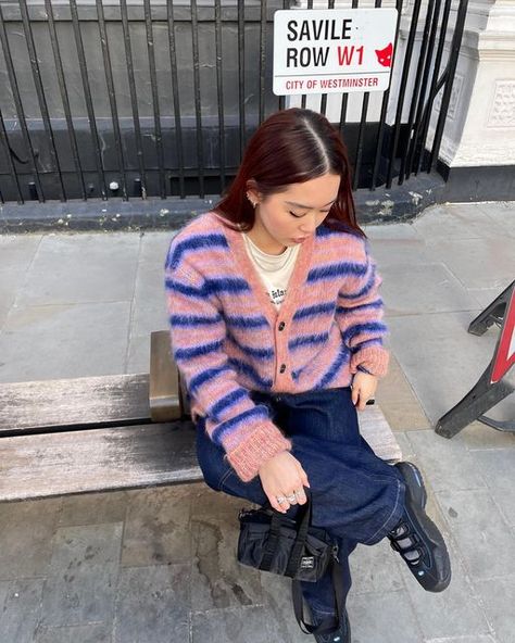 helen ❥ on Instagram: "y’all already know these creps have been on 🔁 @sizeofficial ad" Casual Bright Outfits, London Fashion Week Street Style Winter, Winter Bright Outfits, Fashion Week Street Style Winter, Cardigan Street Style, Fashion Inspo Casual, Streetwear Fall, Bright Outfits, Early Fall Outfits