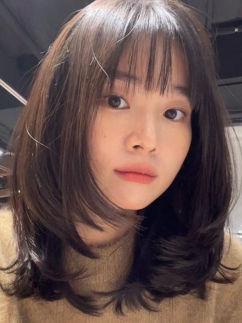 Korean fall hair color: ash brown long bob Balayage, Hair Inspiration Long, Layered Haircuts For Medium Hair, Textured Haircut, Korean Short Hair, Bangs With Medium Hair, Long Hairstyle, Hair Inspiration Short, Hairstyles For Layered Hair