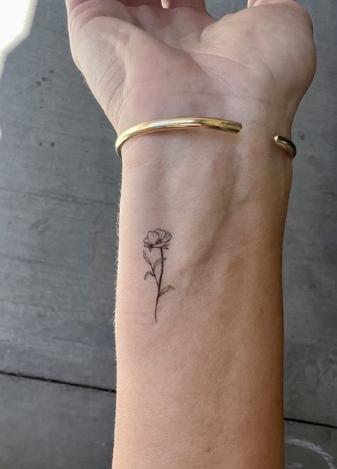 poppy flower Small Poppy Wrist Tattoo, Small August Flower Tattoo, Poppy Tattoo Behind The Ear, Dainty Magnolia Flower Tattoo, Flower Sticker Sleeve Tattoo, Posie Flowers Tattoo, Jan Flower Tattoo, August Tattoo Flower, August Birth Flower Tattoo Simple