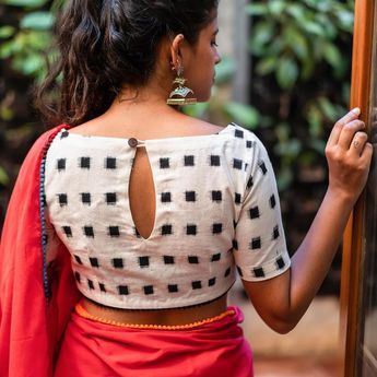 House Of Blouse on Instagram: “Ikat, classic black and white combo, sweetheart neckline - the trifecta that never fails is here and how! This white cotton blouse is so…” Neck Patterns, Ikat Blouse, House Of Blouse, Blouse Designs High Neck, Cotton Blouse Design, White Cotton Blouse, Blouse Back Neck Designs, New Blouse Designs, Back Neck Designs