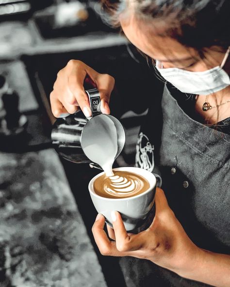 Coffee Making Photography, Coffee Barista Aesthetic, Barista Photoshoot, Coffee Barista Photography, Barista Photography, Barista Girl, Barista Aesthetic, Barista Skills, Cafe Lifestyle