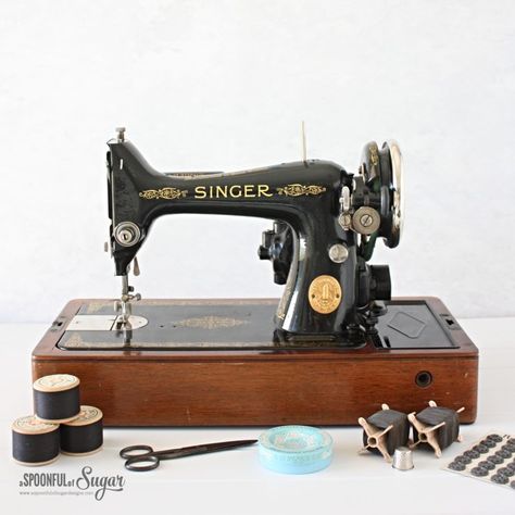 Vintage Singer Sewing Machine Vintage Sewing Machines Illustration, Old Singer Sewing Machine, Sewing Machine Vintage, Old Sewing Machine, Vintage Singer, Vintage Singer Sewing Machine, Sewing Machine Tattoo, Sewing Machine Cover Pattern, Pfaff Sewing Machine