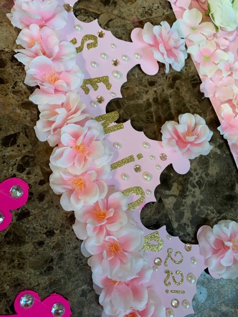 Pink And Gold Senior Crown, Senior Crown Ideas With Flowers, Senior Homecoming Crowns, Senior Crown Ideas Hello Kitty, Senior Crown With Flowers, Senior Crown Ideas Flowers, Cute Senior Crown Ideas, Tangled Senior Crown, Senior Crown Ideas Aesthetic