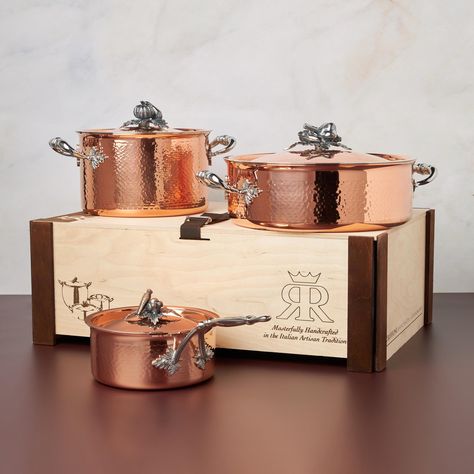 This 6-piece set includes everything you need to start your Opus Cupra collection. A deserved upgrade for your home kitchen, or a precious gift for a fresh couple, packaged in an elegant wooden box. The covered braiser, a versatile ally from the stovetop to the oven, will be perfect for braising, searing, stewing, roasting and even baking. The soup pot will simmer soups, stock and minestrone, but also boil vegetables, sides, and of course, pasta. Finally, the small but mighty saucepan will allow Copper Cookware Set, Royal Kitchen, Antique Kitchen Decor, Copper Kitchen Decor, How To Thicken Sauce, Boiled Vegetables, Homemade Chicken Stock, How To Polish Copper, Copper Cookware