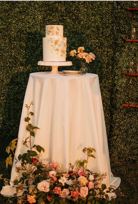 Table Decorations Farmhouse, Drinks Catering, Jean Flowers, Wedding Cake Backdrop, Wedding Cake Display Table, Grooms Cake Tables, Planner Table, Farmhouse Estate, Cake Table Backdrop