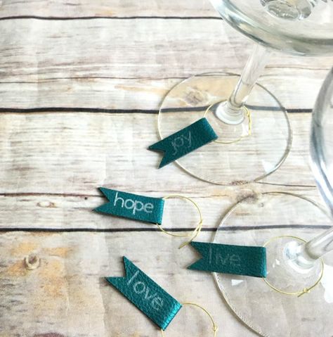 Earrings With Cricut, Glue Wine, Wine Charms Diy, Wine Glass Wedding Favors, Cricut Gifts, Wine Glass Tags, Wine Markers, Wine Glass Markers, Custom Wine Glass