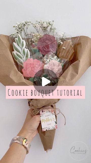 Flower Bouquet Decorated Cookies, Cookie Bouquet Valentines Day, Cookie Flower Bouquet Royal Icing, Wedding Gift Cookies, Floral Cookie Bouquet, Flower Cookie Boquets, Royal Icing Cookie Bouquet, Valentine Cookie Bouquet Ideas, Diy Cookie Bouquet