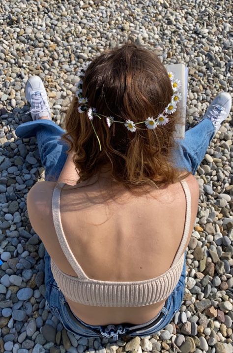 Daisy Core Aesthetic, Daisy Flower Photoshoot, Flowers Crown Aesthetic, Flower Crown Daisy, Chamomile Flower Crown, Flower Crown Outfit, Flower Crown Aesthetic, Daisy Crown Aesthetic, Sophia Aesthetic