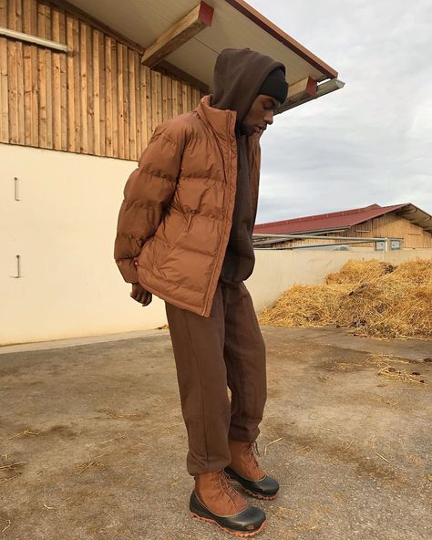 Men Brown Outfit, Monochrome Outfit Men, Brown Monochrome Outfit, Monochrome Streetwear, Trap Fashion, Men's Winter Outfits, Brown Outfit Aesthetic, Brown Monochrome, Urban Tribes