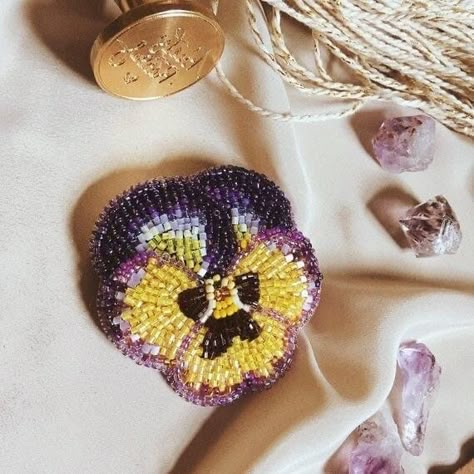 Statement Brooch, Layered Beaded Necklaces, Pansy Flower, Motifs Perler, Tambour Embroidery, Beadwork Embroidery, Beadwork Necklace, Purple Pansy, Sister Jewelry