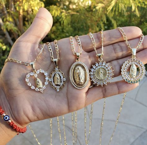 Mexican Accessories Jewelry, Latina Necklace Aesthetic, Copy And Paste Latina Jewelry, Mexican Jewelry Aesthetic, Christian Jewelry Aesthetic, Latina Jewelry Aesthetic, Latina Accessories, Latina Necklace, Hispanic Jewelry