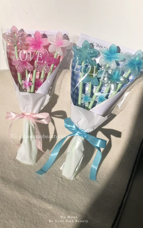 #hairclipbouquet #hairclippers #flowerhairclip #flowerhairpins Flower Clip Bouquet, Claw Clip Bouquet, Flower Claw Clips, Body Jewelry Diy, Flower Claw Clip, Hair Clamp, Diy Bouquet Wrap, Business Branding Inspiration, Desain Buklet