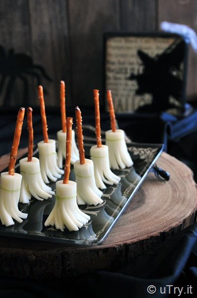 Check out How to Make Witch's Broom Cheese Snacks with step-by-step video tutorial--a fun and healthy Halloween savory treat for everyone! http://uTry.it Healthy Spooky Snacks, Savory Halloween Appetizers, Halloween Savory Party Food, Savory Halloween Food For Party, Halloween Food For Party Appetizers, Halloween Supper, Snack Halloween, Buffet Halloween, Halloween Appetizers Easy