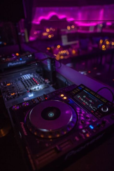 Cool Dj Pics, Dj Controller Wallpaper, Dj Images Dj Booth, Dj Visuals, Dj Photoshoot, Dj Wallpaper, Dj Background, Dj Pics, Dj Art