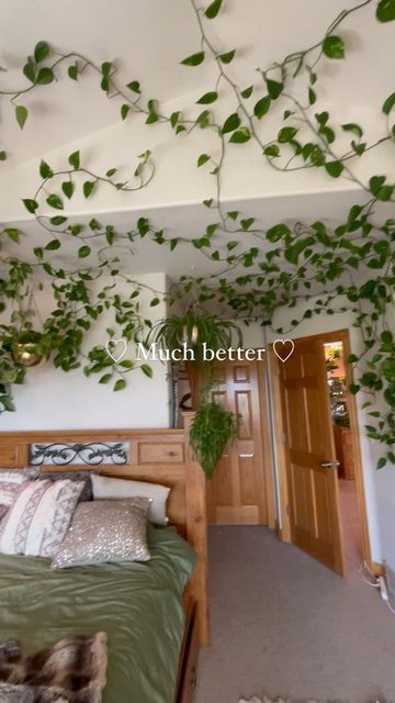 Vine Plants Climbing Wall Indoor, Bathroom Vines Decor, Pathos Wall Climbing Ideas, Indoor Vine Wall, Fake Wall Plants, Fake Vine Wall, Fake Ivy Decor, Vines Ceiling, Vines On Wall Bedroom