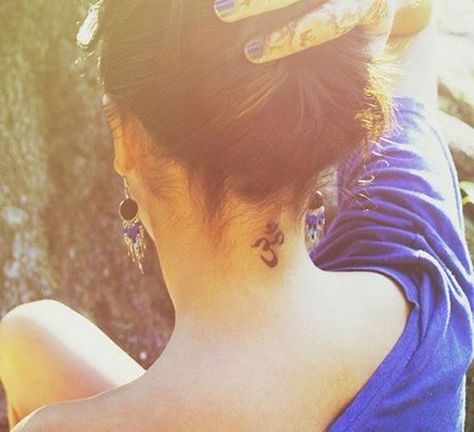 35 Most Attractive Ideas about Back Neck Tattoos for Woman 17 Ohm Tattoo, Om Symbol Tattoo, Tattoo Son, Hawaii Tattoos, Tattoos Infinity, Single Line Tattoo, Tattoos Mandala, Neck Tattoos Women, Om Tattoo