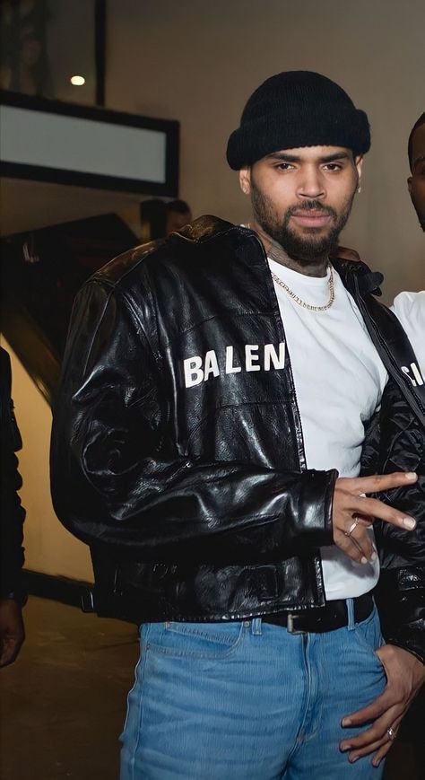 Chris Brown Photos, Chris Brown Outfits, Chris Brown Style, Chris Brown Pictures, Chris Brown Videos, Black Men Fashion Urban, Breezy Chris Brown, Men Street Fashion, Street Style Outfits Men