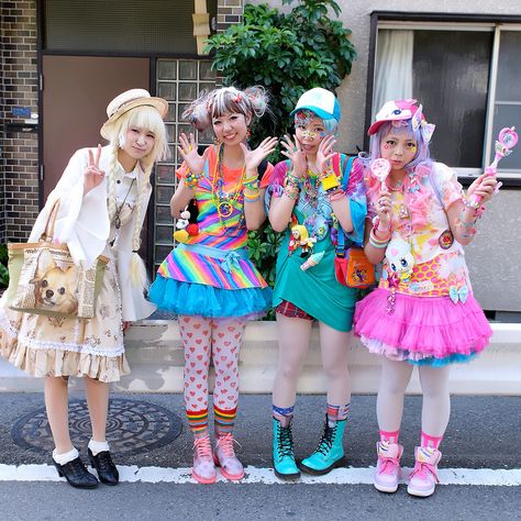 Your go-to guide on what is Harajuku and how to style it. Learn everything from what to wear and where to find Harajuku fashion items. Japan Street Fashion, Harajuku Outfit, Japanese Harajuku Fashion, Mode Harajuku, Harajuku Decora, Japan Outfits, Estilo Harajuku, Japan Fashion Street, 일본 패션