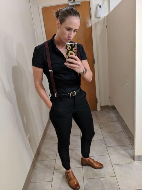 Lesbian fashion Tomboy Suit, Lesbian Fashion Tomboy, Masc Lesbian Outfits, Tomboy Chic Outfits, Masc Lesbian, Lesbian Suit, Lesbian Outfits, Androgynous Outfits, Gay Outfit