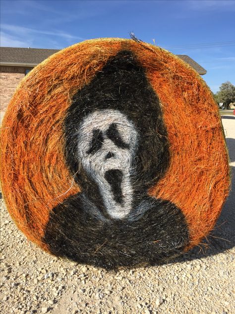 Halloween Hay Bale Ideas, Painted Hay Bale Ideas, Halloween Hay Bales, Halloween Hay Bale, Hay Bale Fall Decor, Hay Bale Painting, Hay Bale Fall, Painted Hay Bales, Haybale Decorating